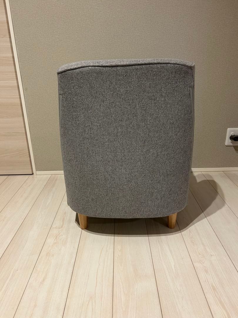 グレーのファブリック1人掛けソファ