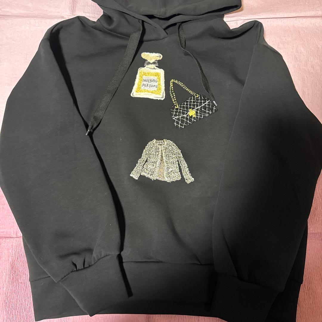 インゲボルグ　シグネチャーモチーフ刺繍フーディ　 ブラック