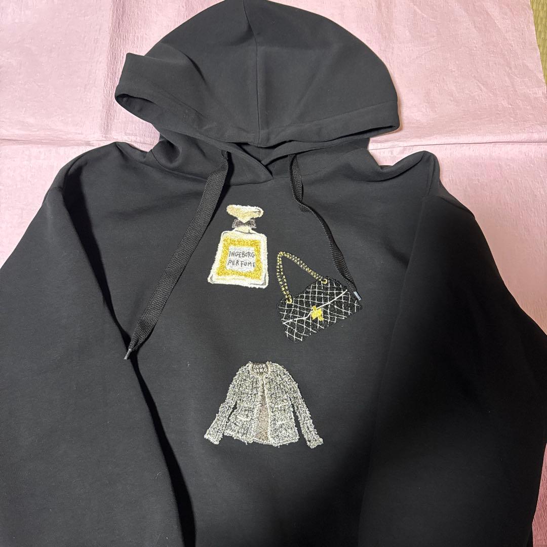 インゲボルグ　シグネチャーモチーフ刺繍フーディ　 ブラック