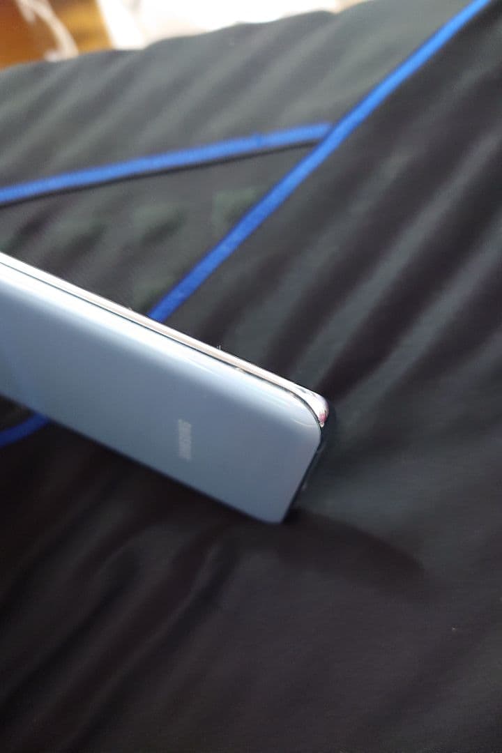 Samsung Galaxy S20 plus ホワイト 画面にひびあり