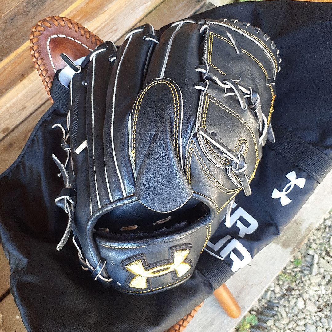 アンダーアーマー　投手用グラブ　　軟式一般 　UNDER ARMOUR　最終価格