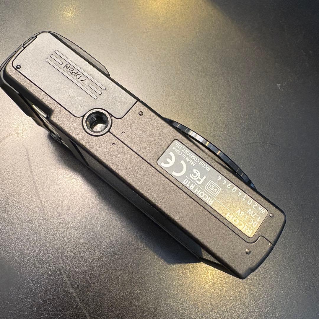 美品　RICOH R10 ブラック コンパクトデジタルカメラ