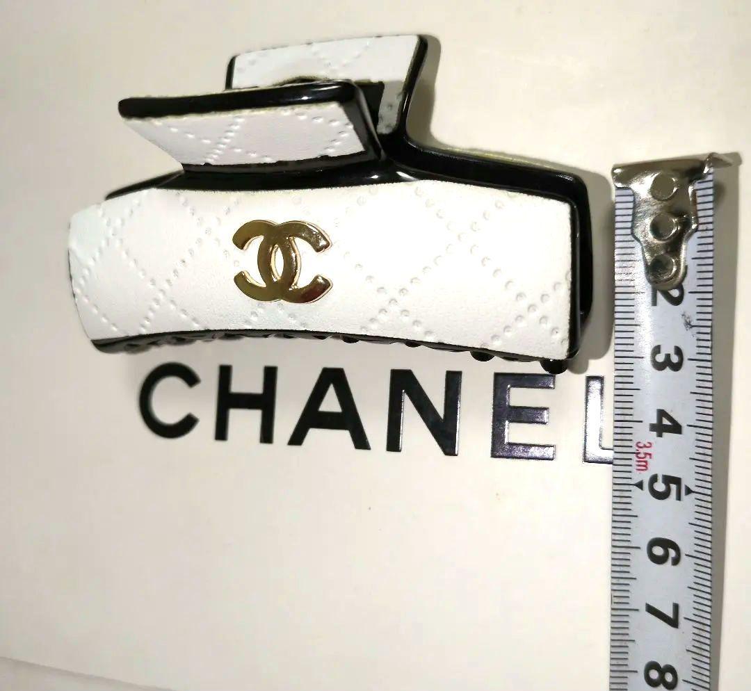 CHANEL シャネル　ノベルティ　ホワイト　レザー調　　新品未使用