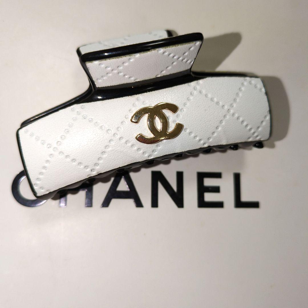 CHANEL シャネル　ノベルティ　ホワイト　レザー調　　新品未使用