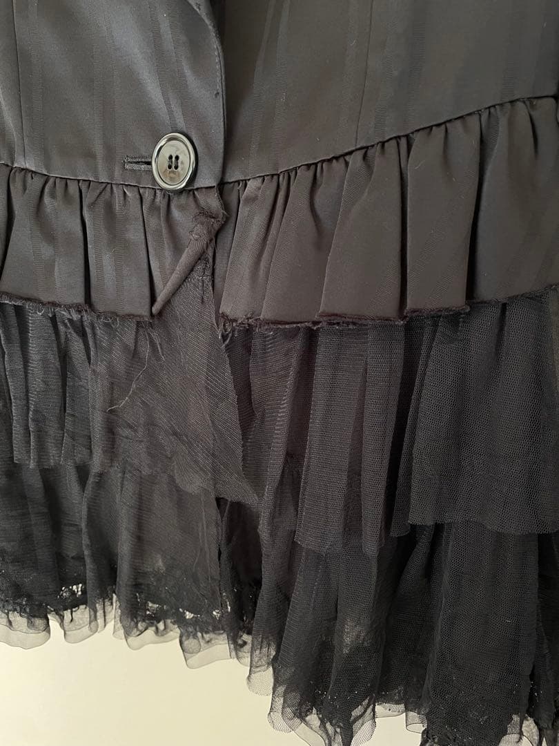 alice auaa バックオープンフリル付きブラックテーラードジャケット