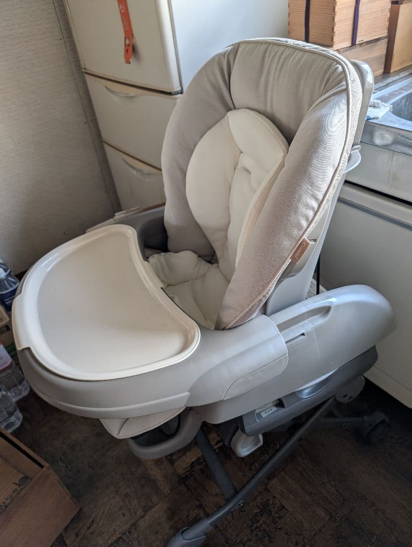 Combi AUTO SWING ベビーチェア ホワイト・ベージュ