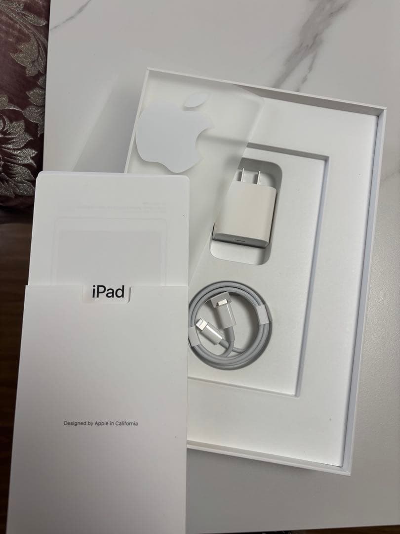 Apple iPad (第8世代) 32GB⭐︎Wi-Fiモデル⭐︎充電器付き