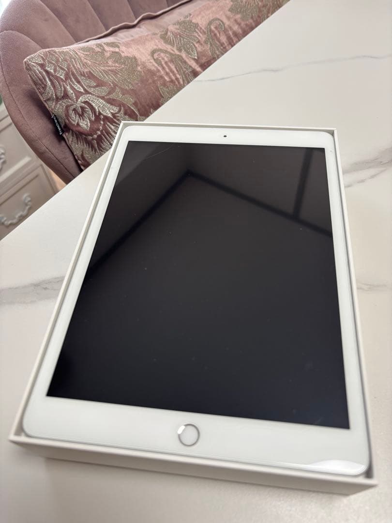 Apple iPad (第8世代) 32GB⭐︎Wi-Fiモデル⭐︎充電器付き