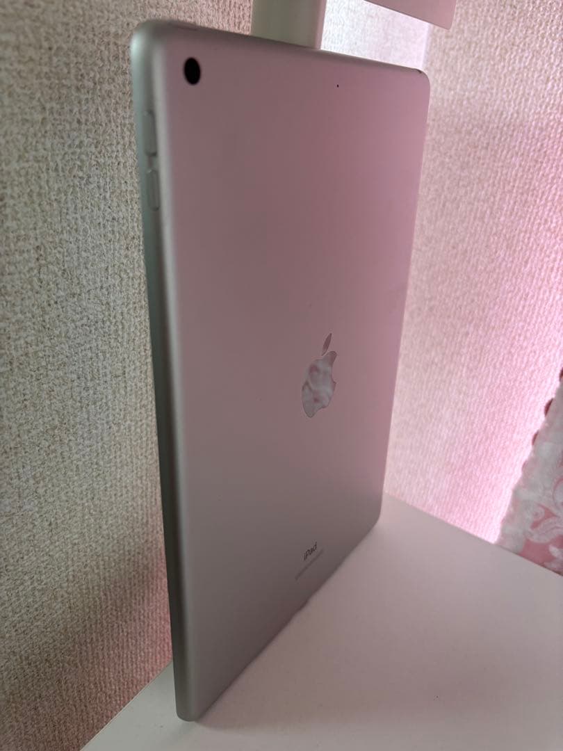 Apple iPad (第8世代) 32GB⭐︎Wi-Fiモデル⭐︎充電器付き