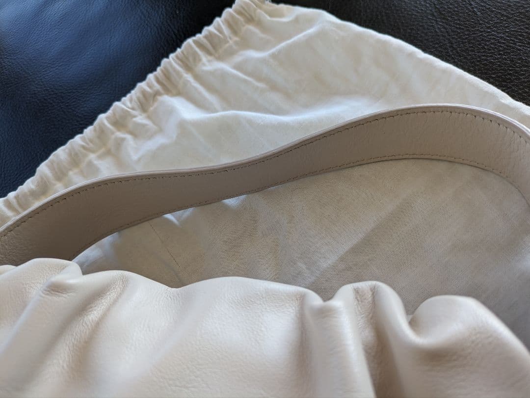 IACUCCI ホワイト巾着型ハンドバッグ　完売品