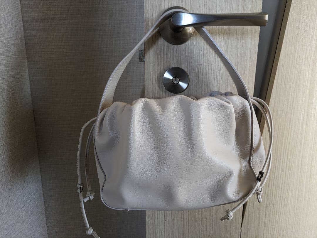 IACUCCI ホワイト巾着型ハンドバッグ　完売品