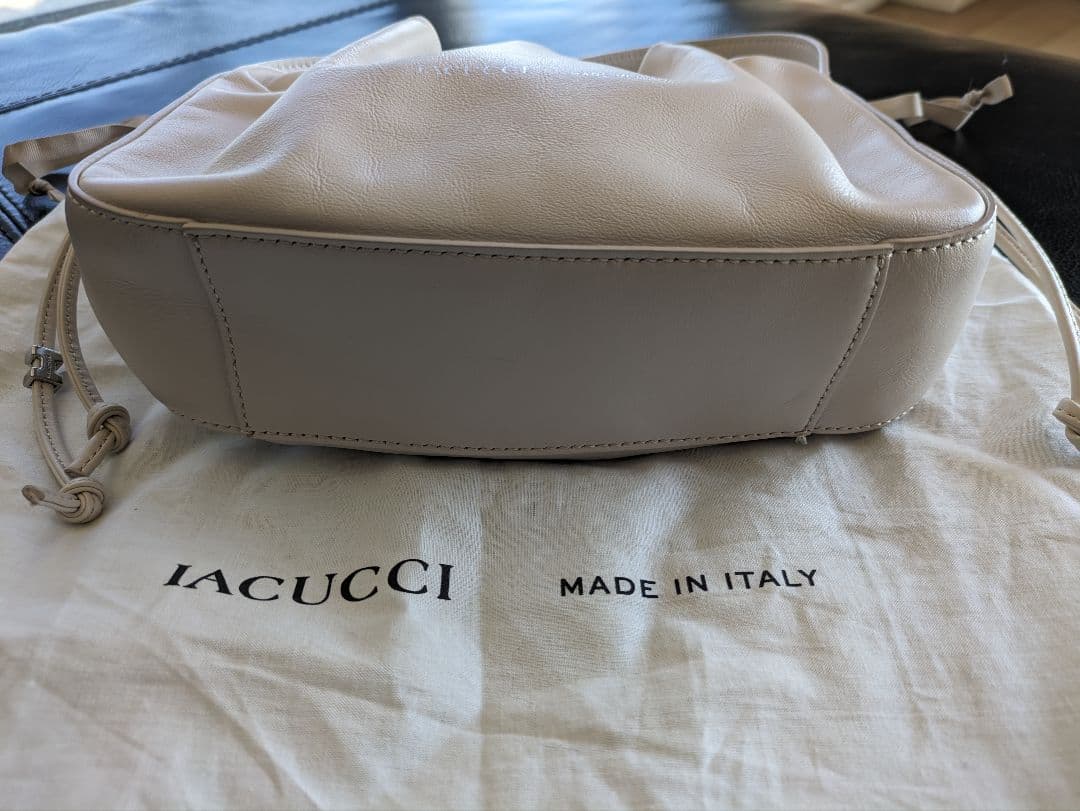 IACUCCI ホワイト巾着型ハンドバッグ　完売品