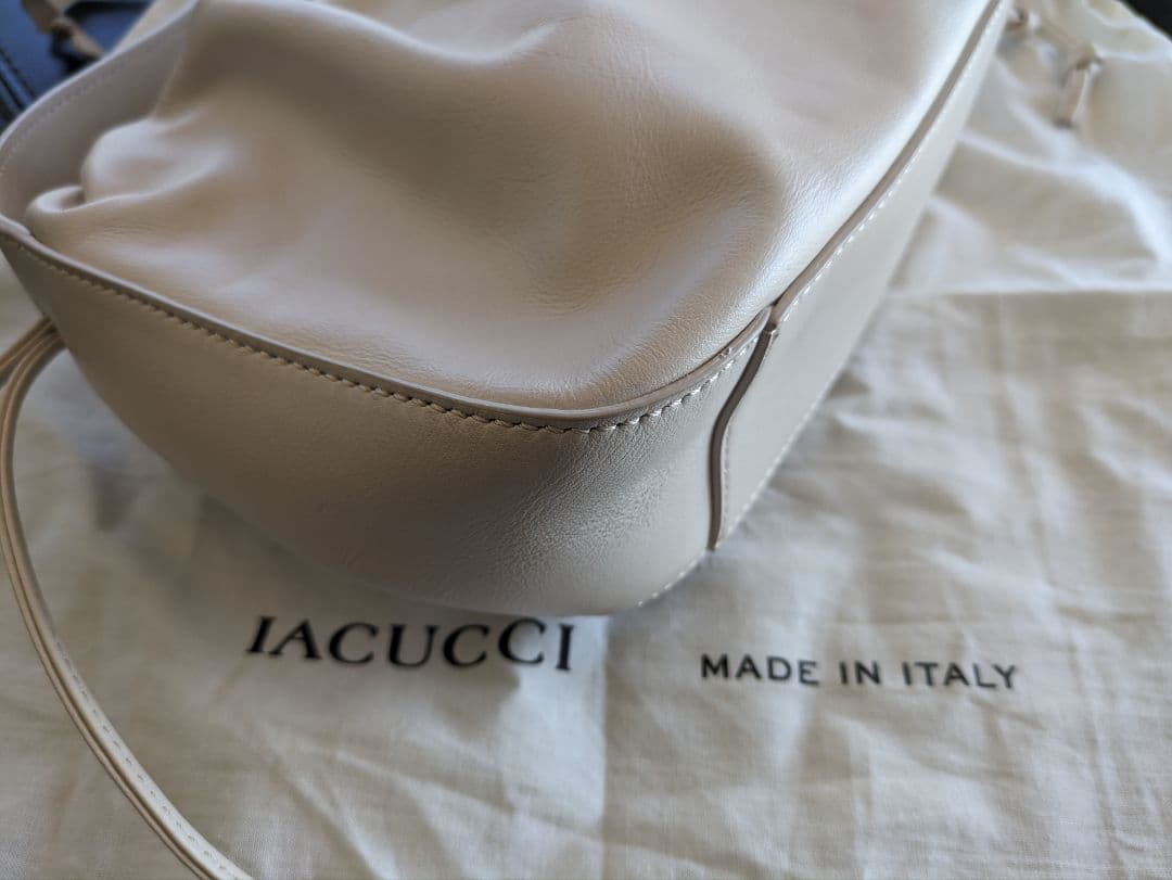 IACUCCI ホワイト巾着型ハンドバッグ　完売品