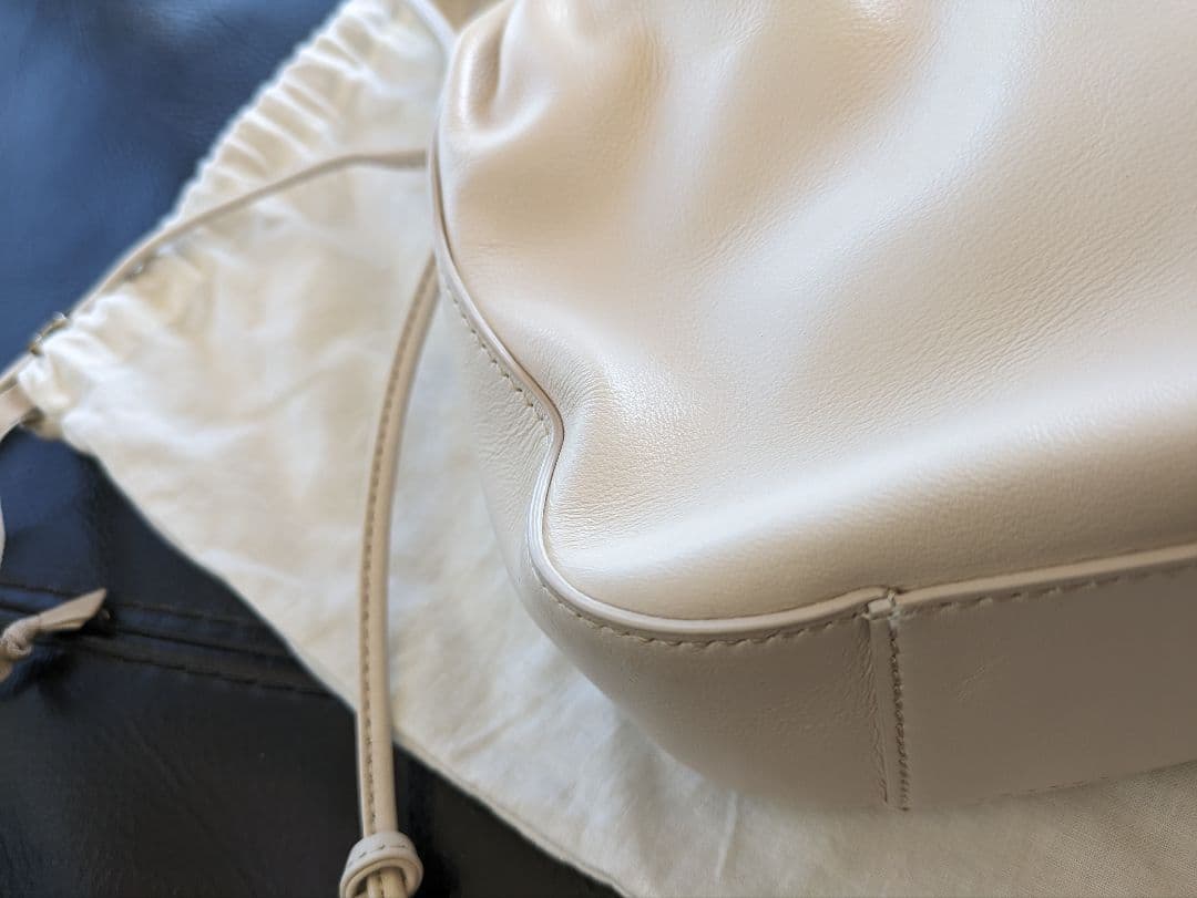 IACUCCI ホワイト巾着型ハンドバッグ　完売品