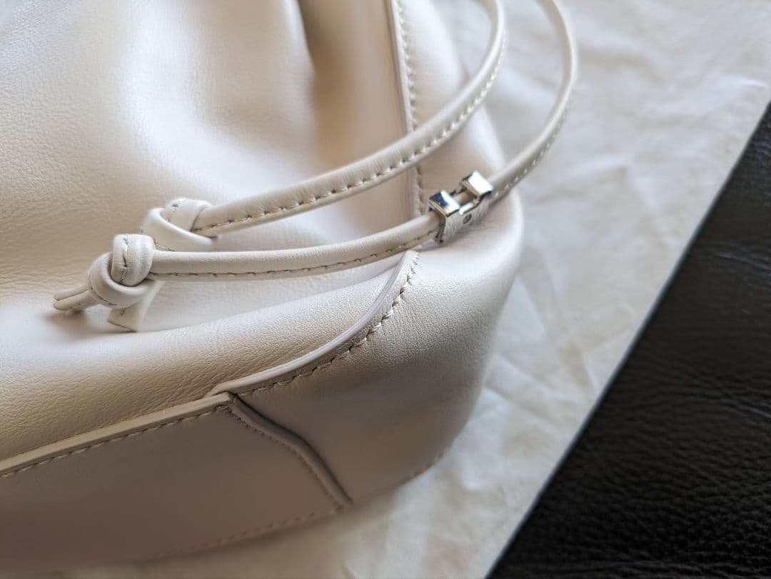 IACUCCI ホワイト巾着型ハンドバッグ　完売品