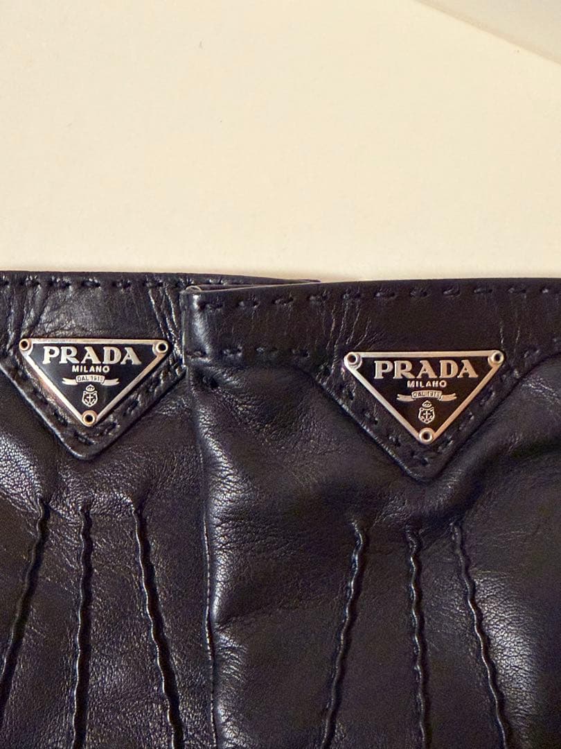美品　PRADA ブラック レザー手袋 プラダ　シンプル　グローブ　プレート　黒