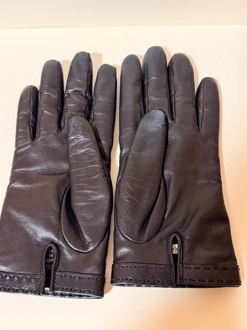 美品　PRADA ブラック レザー手袋 プラダ　シンプル　グローブ　プレート　黒