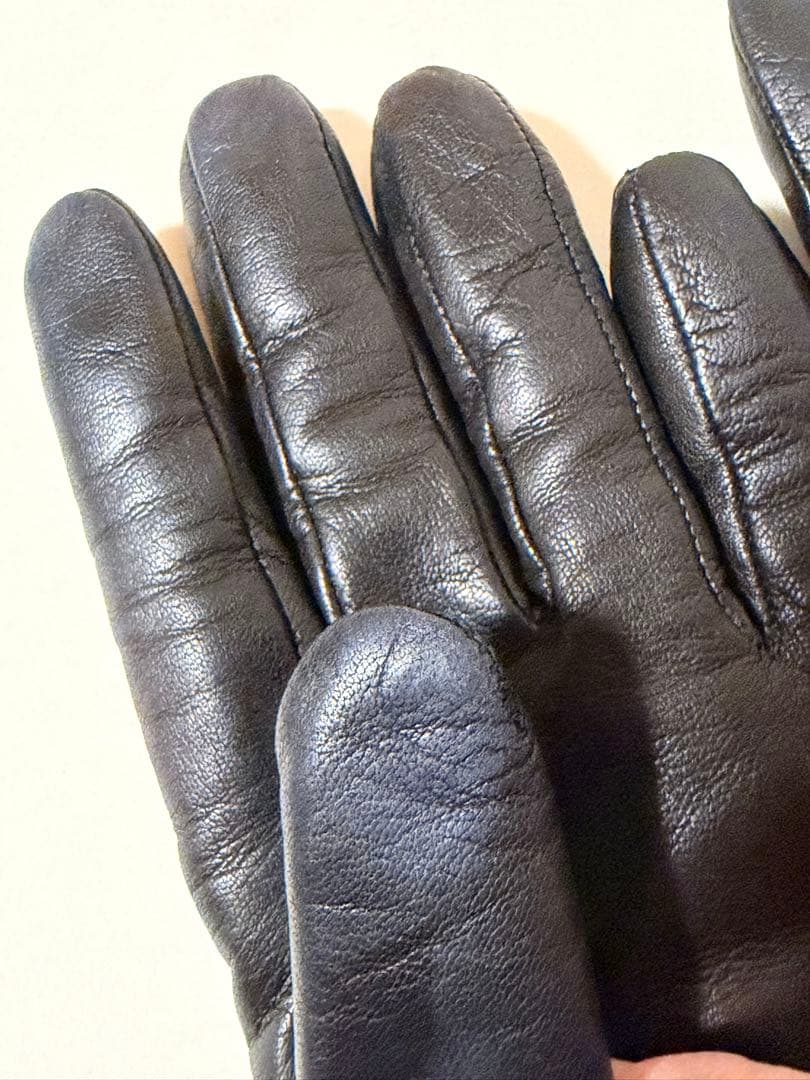 美品　PRADA ブラック レザー手袋 プラダ　シンプル　グローブ　プレート　黒