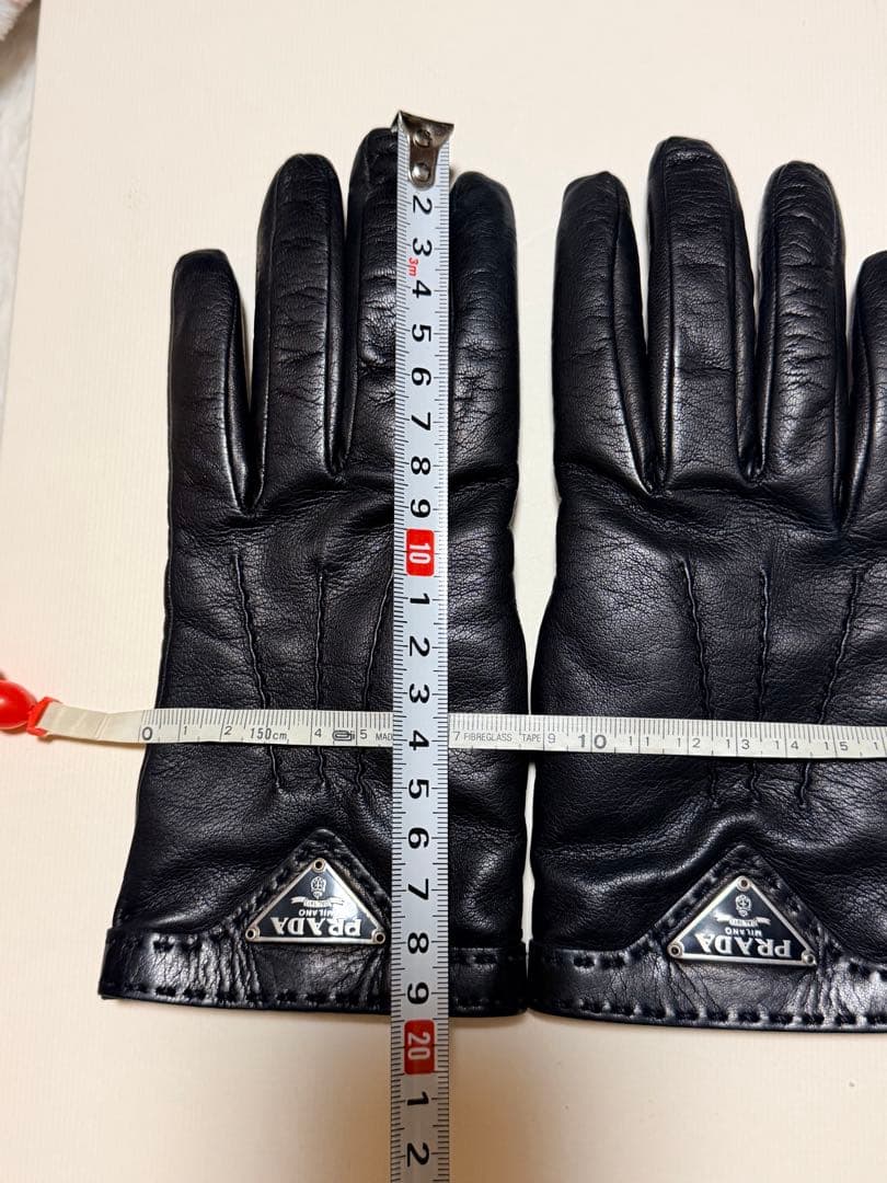 美品　PRADA ブラック レザー手袋 プラダ　シンプル　グローブ　プレート　黒
