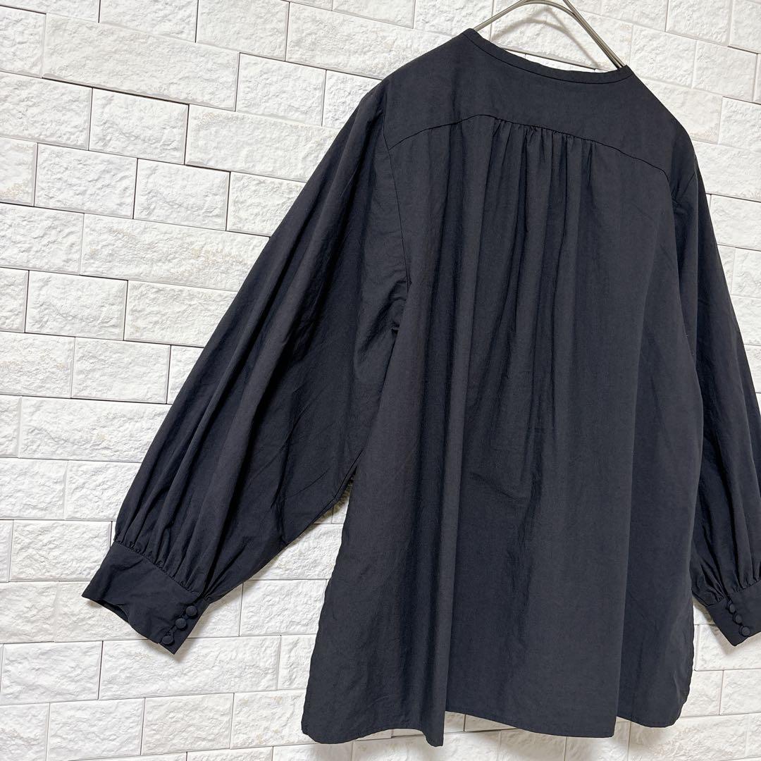 pot and tea 釦たくさんブラウス ノーカラー 濃グレー スミクロ　M