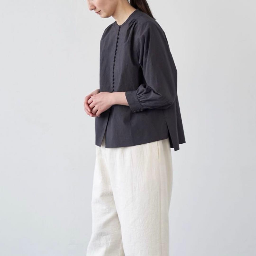 pot and tea 釦たくさんブラウス ノーカラー 濃グレー スミクロ　M