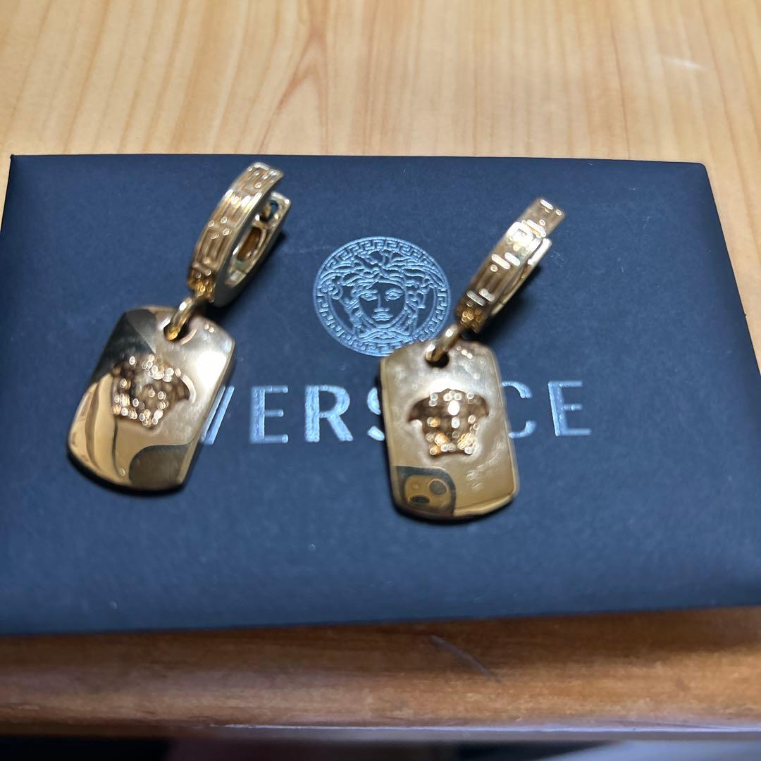 VERSACE ゴールド フックピアス ライオンヘッド