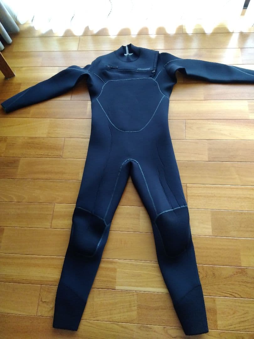 momo　patagonia R3ウェットスーツ
