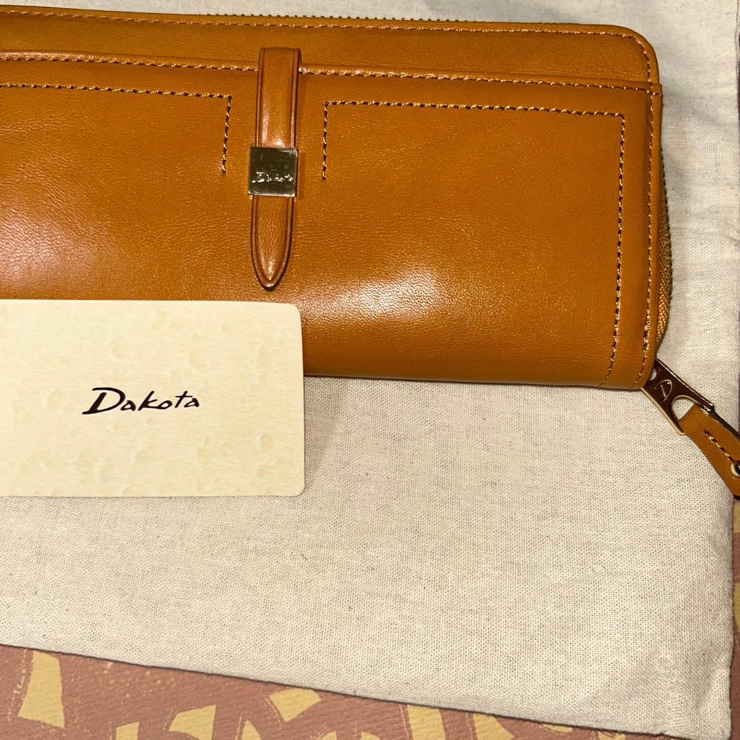 ダコタ　長財布　黄色に近いキャメル色　新品 未使用　外側にポケット2