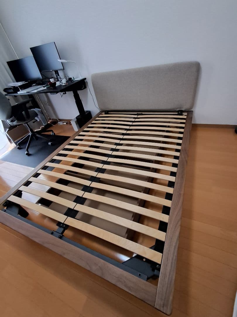 そこら辺のとある人 ベッドフレーム/ヘッドボード+脚付とマットレスセット