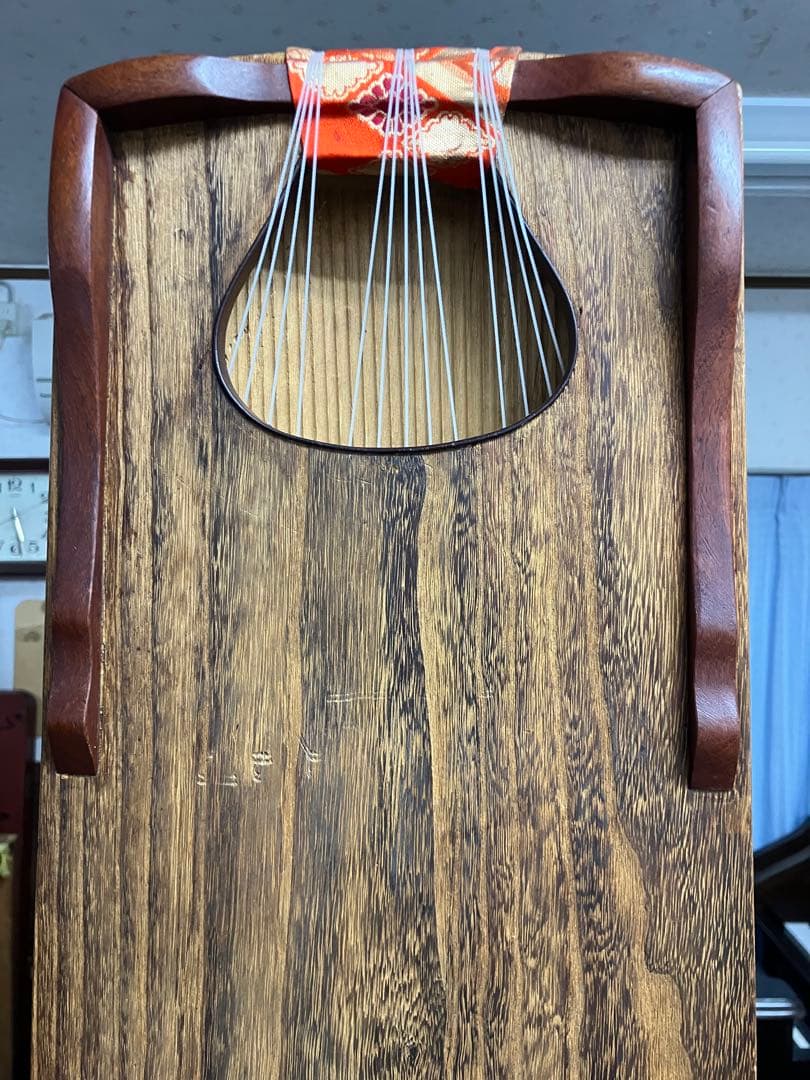 13弦お琴 並甲、すだれ掘り 琴柱、猫足他一式付き 弦も新しく、傷も少ない