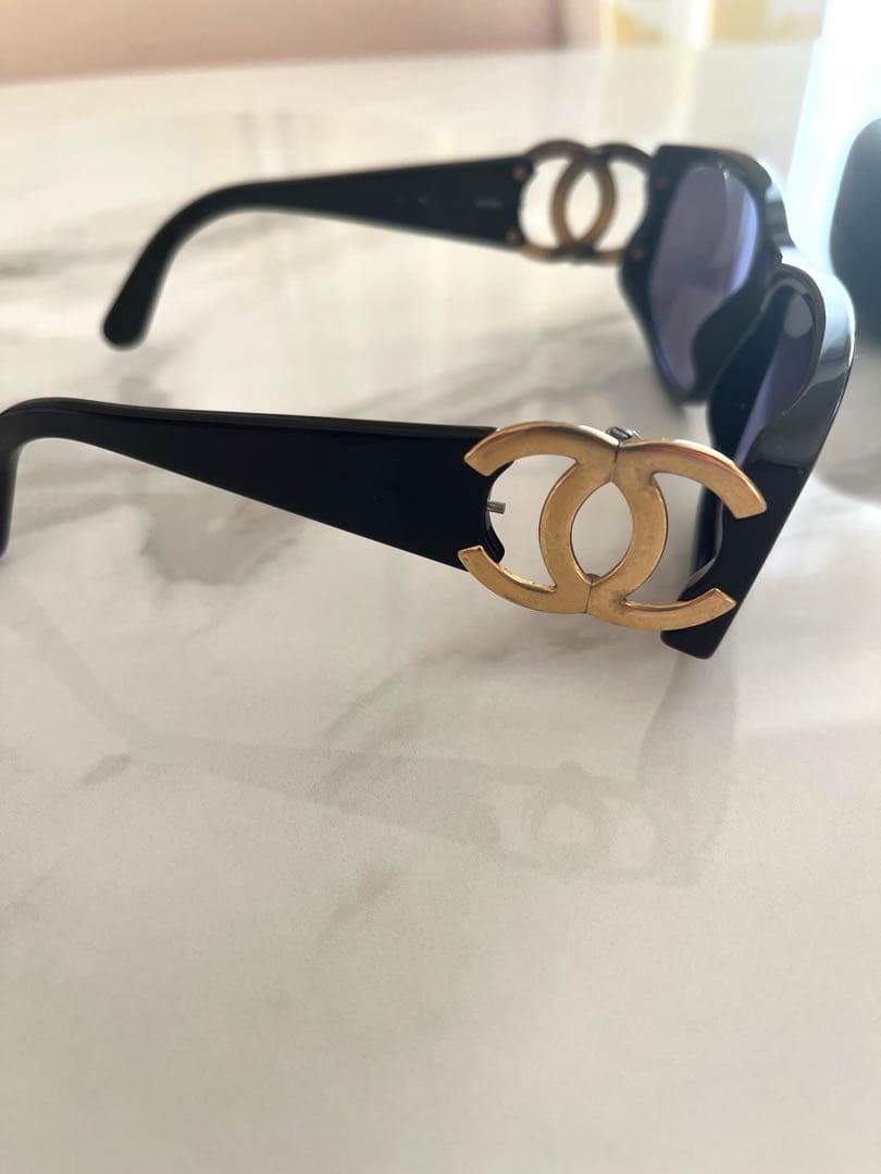 CHANEL ブラックサングラス ゴールドロゴ付き