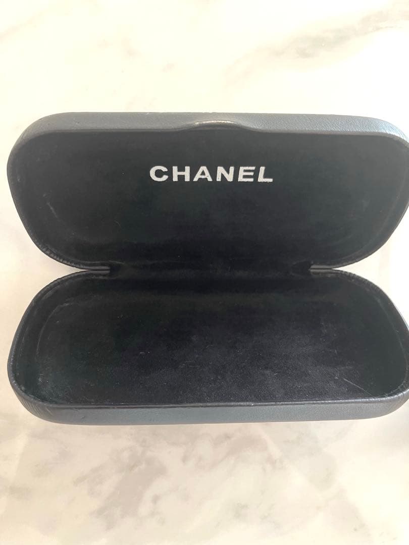 CHANEL ブラックサングラス ゴールドロゴ付き