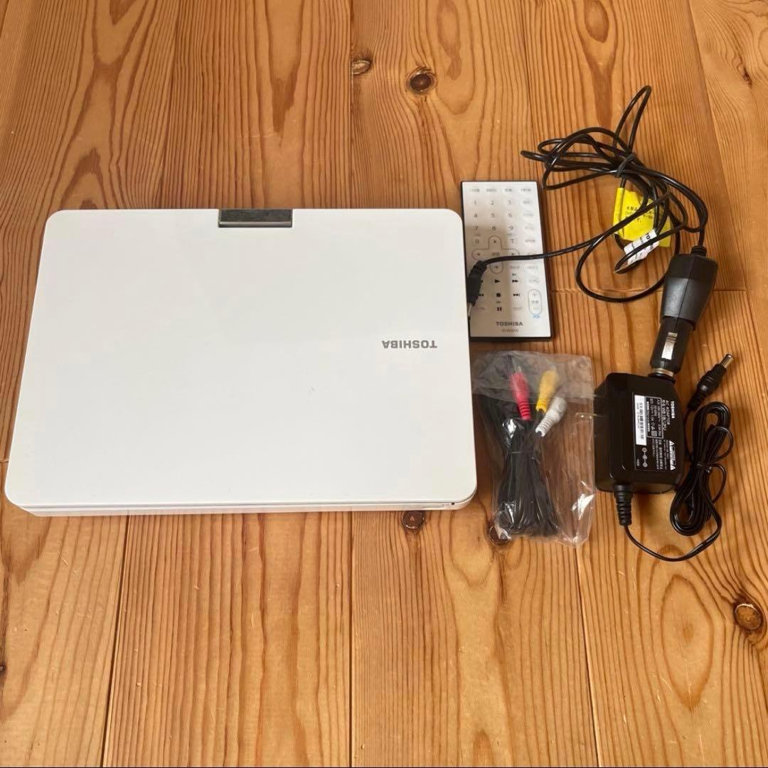 東芝　TOSHIBA ポータブルプレイヤー　DVDプレイヤー　REGZA