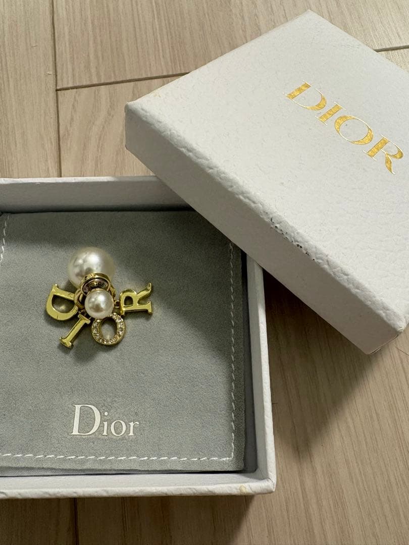 Dior ロゴパール片耳用ピアス