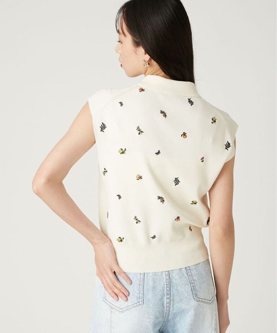 FRAY I.D フルーツ刺繍ポロカラーノースリニットジレ