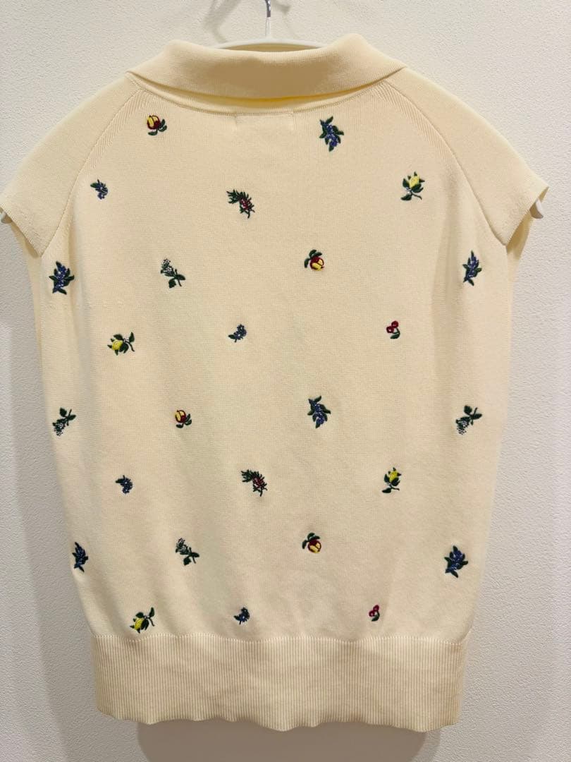 FRAY I.D フルーツ刺繍ポロカラーノースリニットジレ