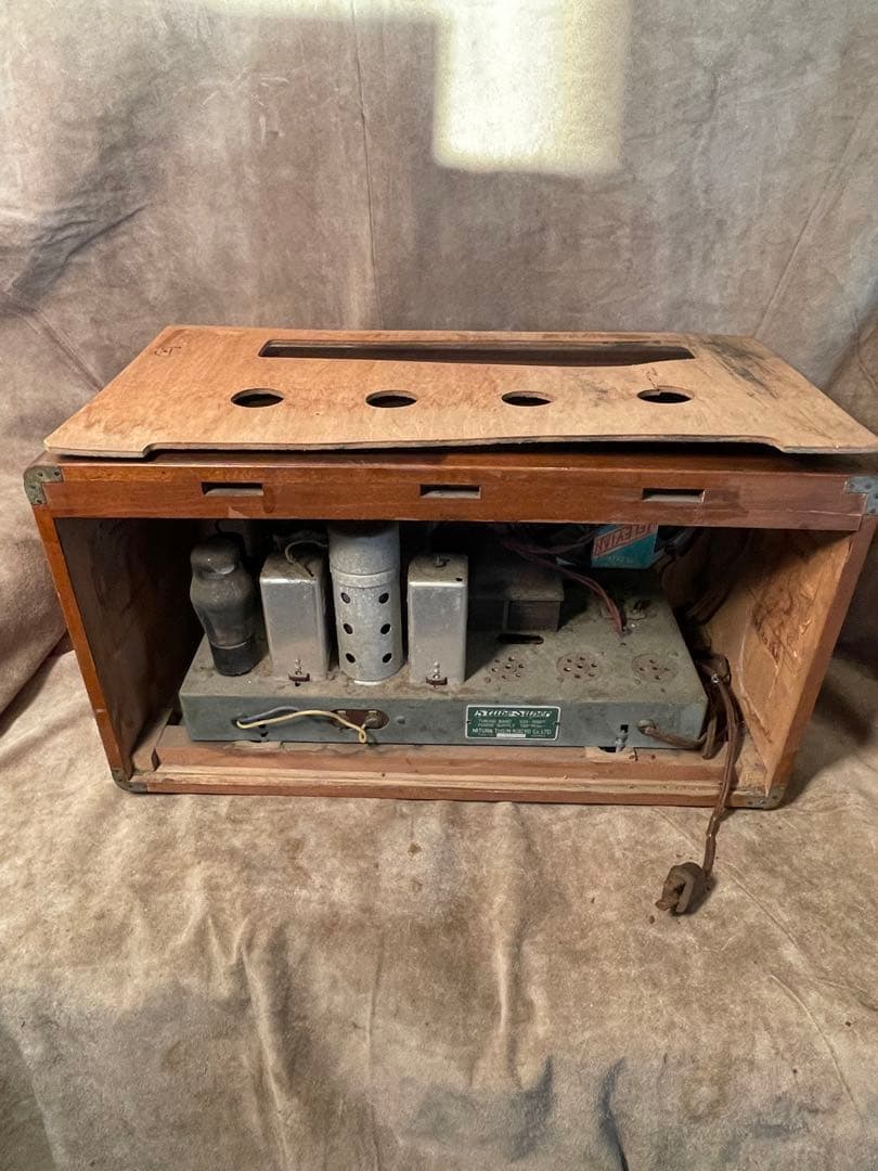 レトロな木製ケースラジオ