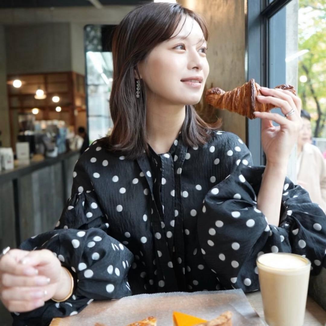 トップス laubeblanc Sheer Polka Dot Ribbon Blouse