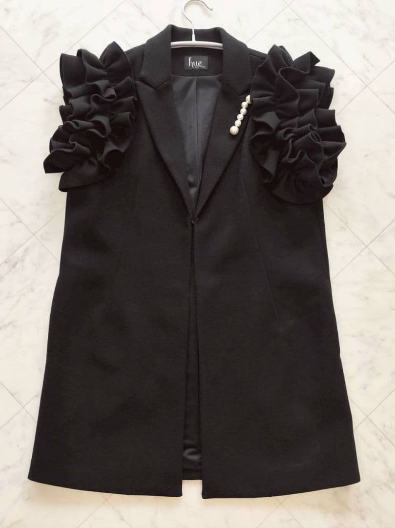 hue day to evening FRILL SLEEVE GILET ジレ