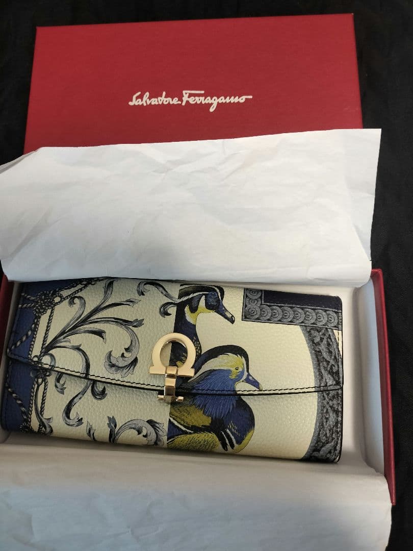 未使用Ferragamo フェラガモ　ガンチーニ　長財布 鳥と花の美しいプリント