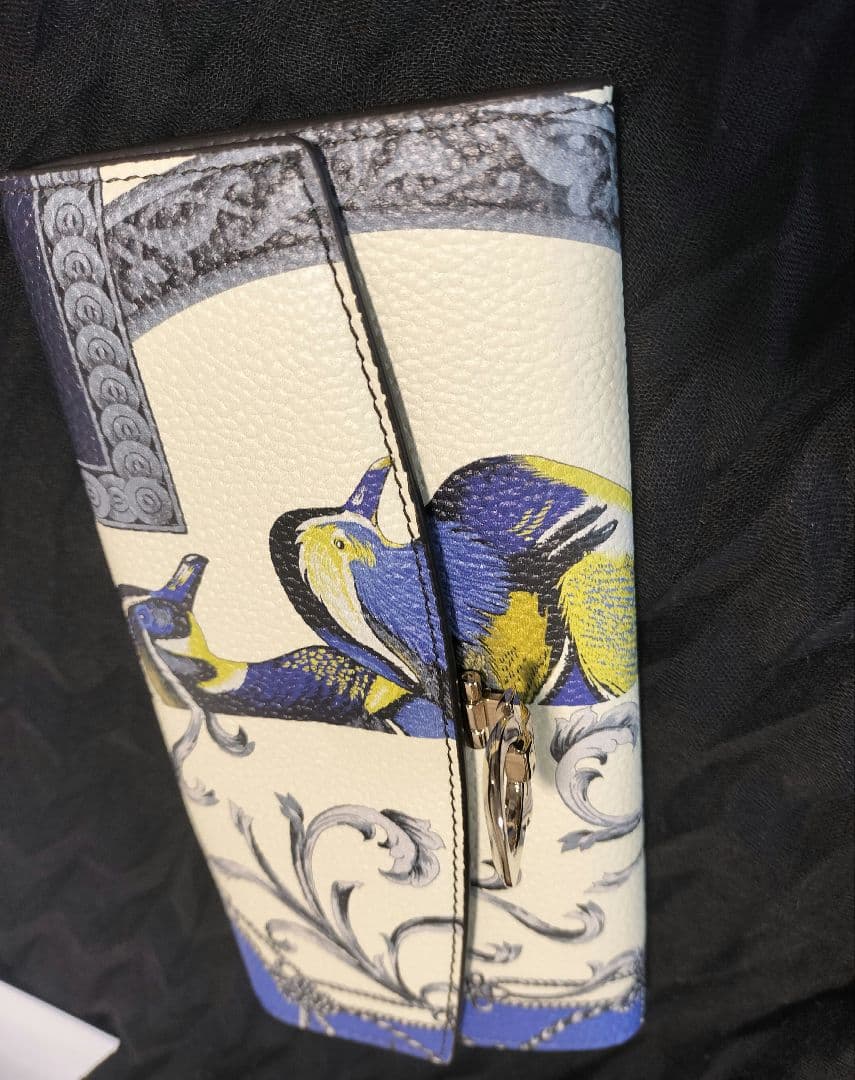未使用Ferragamo フェラガモ　ガンチーニ　長財布 鳥と花の美しいプリント