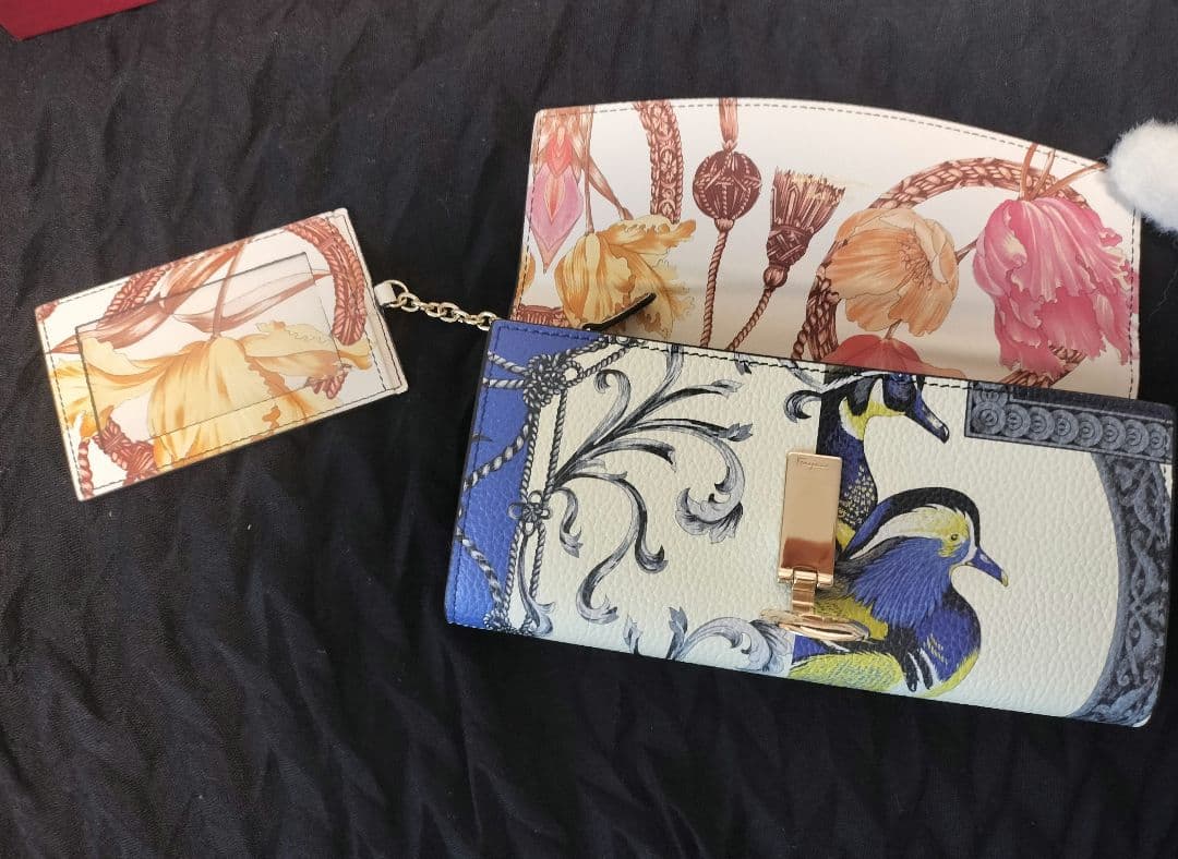 未使用Ferragamo フェラガモ　ガンチーニ　長財布 鳥と花の美しいプリント