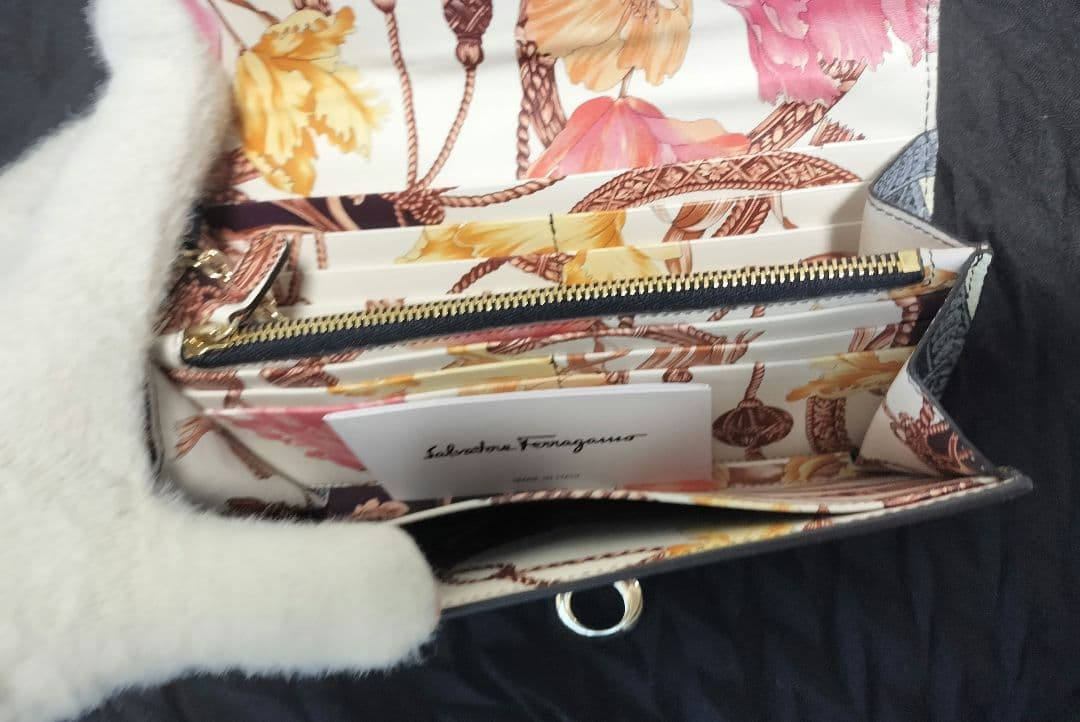 未使用Ferragamo フェラガモ　ガンチーニ　長財布 鳥と花の美しいプリント