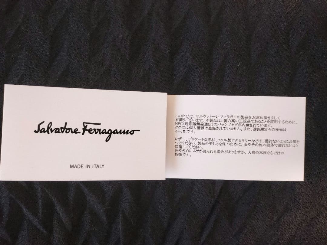未使用Ferragamo フェラガモ　ガンチーニ　長財布 鳥と花の美しいプリント
