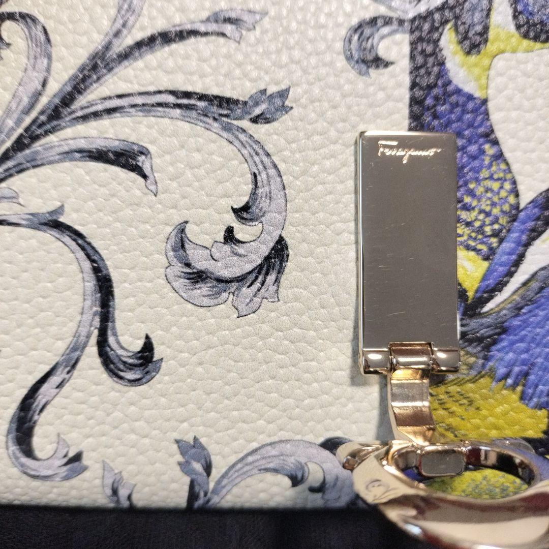 未使用Ferragamo フェラガモ　ガンチーニ　長財布 鳥と花の美しいプリント