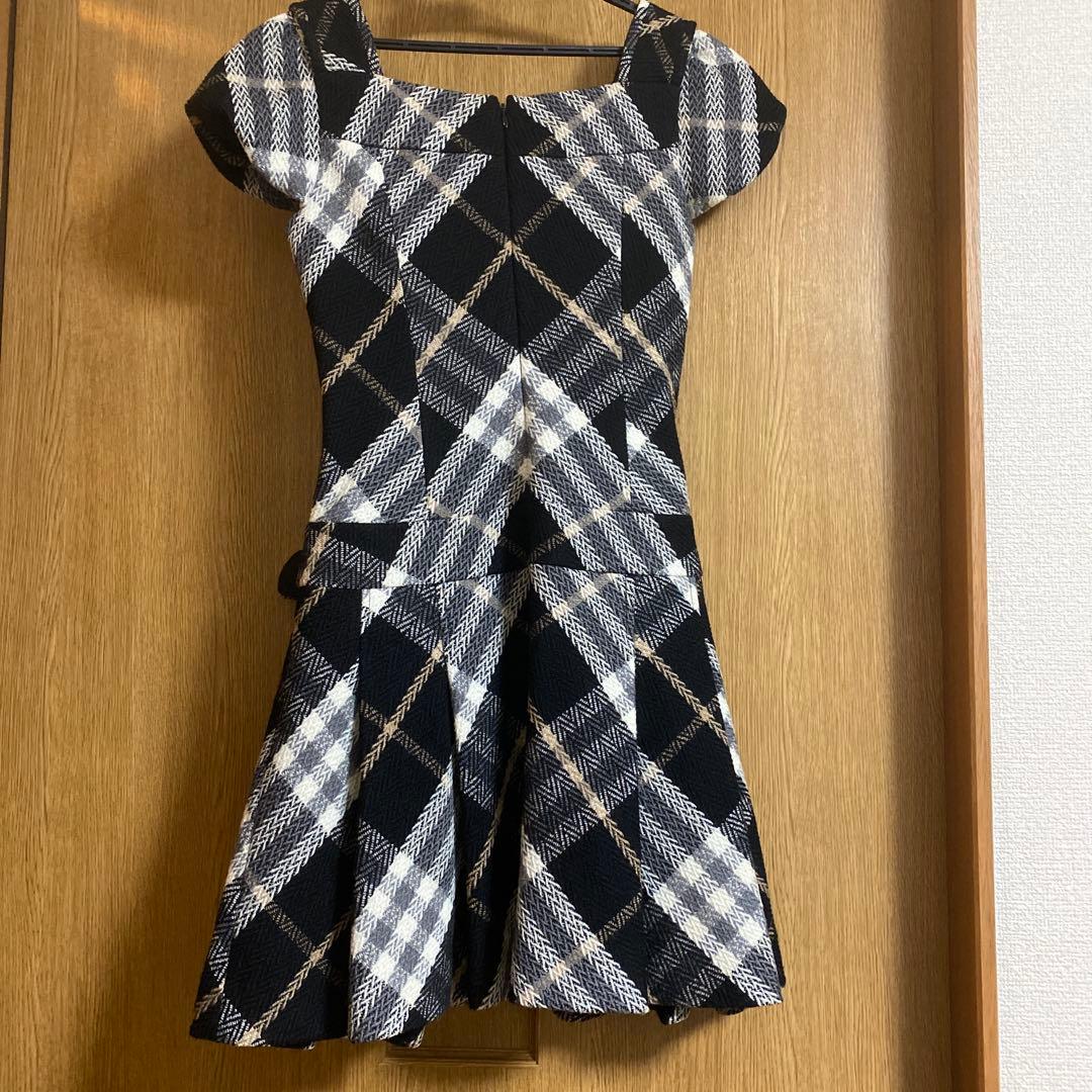 秋冬用の半袖ミニワンピースです。 タートルネックのニットと合わせて着ていました。