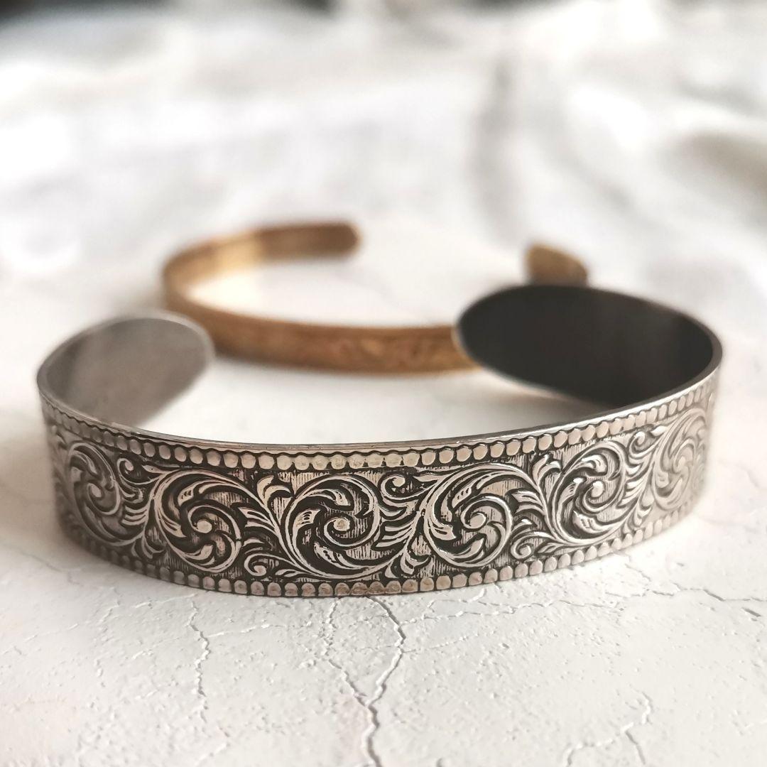 【agete】レリーフ入りバングル アンティーク風(シルバーカラー)