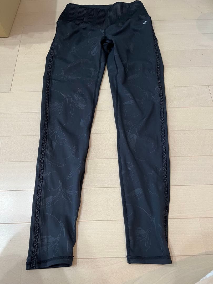 SUKARAエンボスリーフレギンス・ブラトップ　M　上下セット