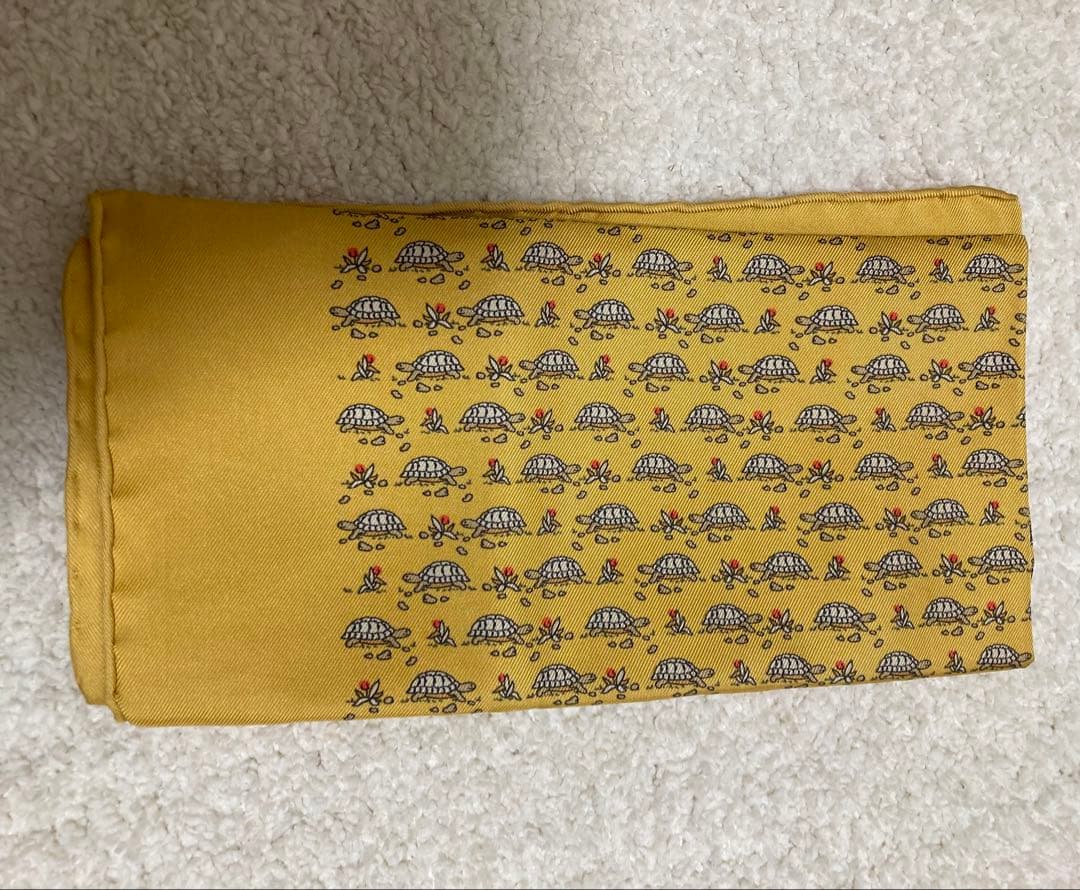 HERMES エルメスカメ柄 シルク ポケットチーフ　黄 未使用品 プチカレ40