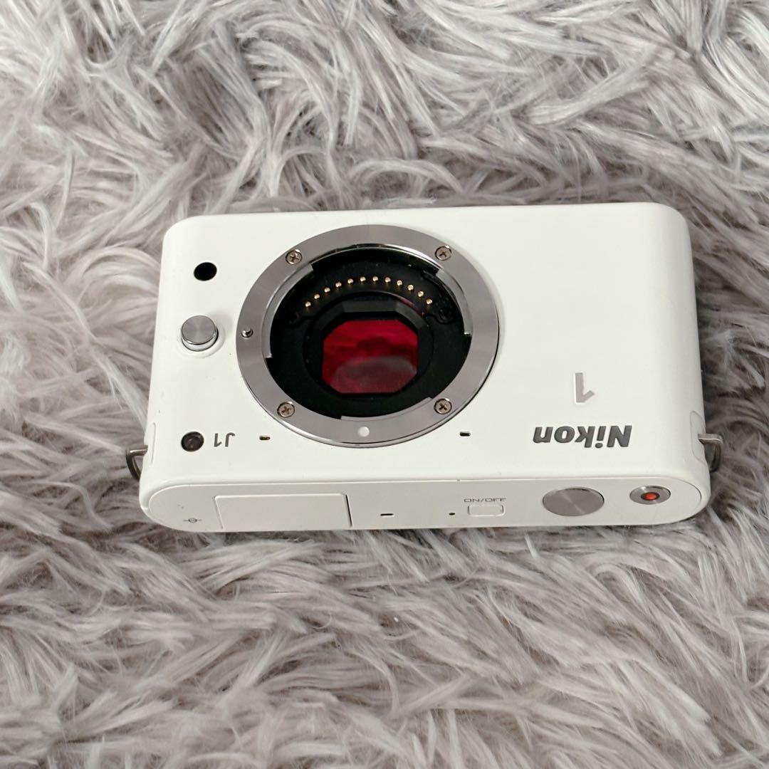 【美品】Nikon 1 J1 ホワイト 本体とバッテリー付き